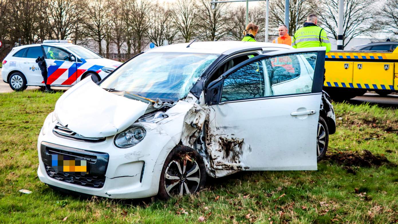 Gewonde nadat auto met vrachtwagen botst in Emmen