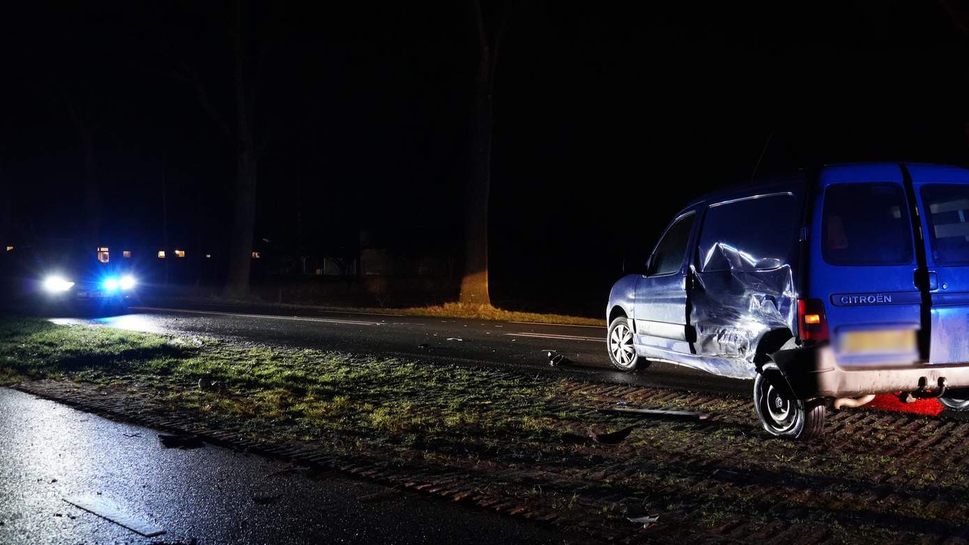 Veel schade na ongeval tussen twee busjes op N376