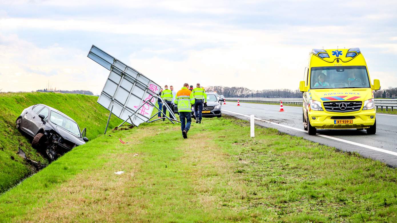 Automobilist botst tegen verkeersbord langs N34 en komt in bermsloot terecht