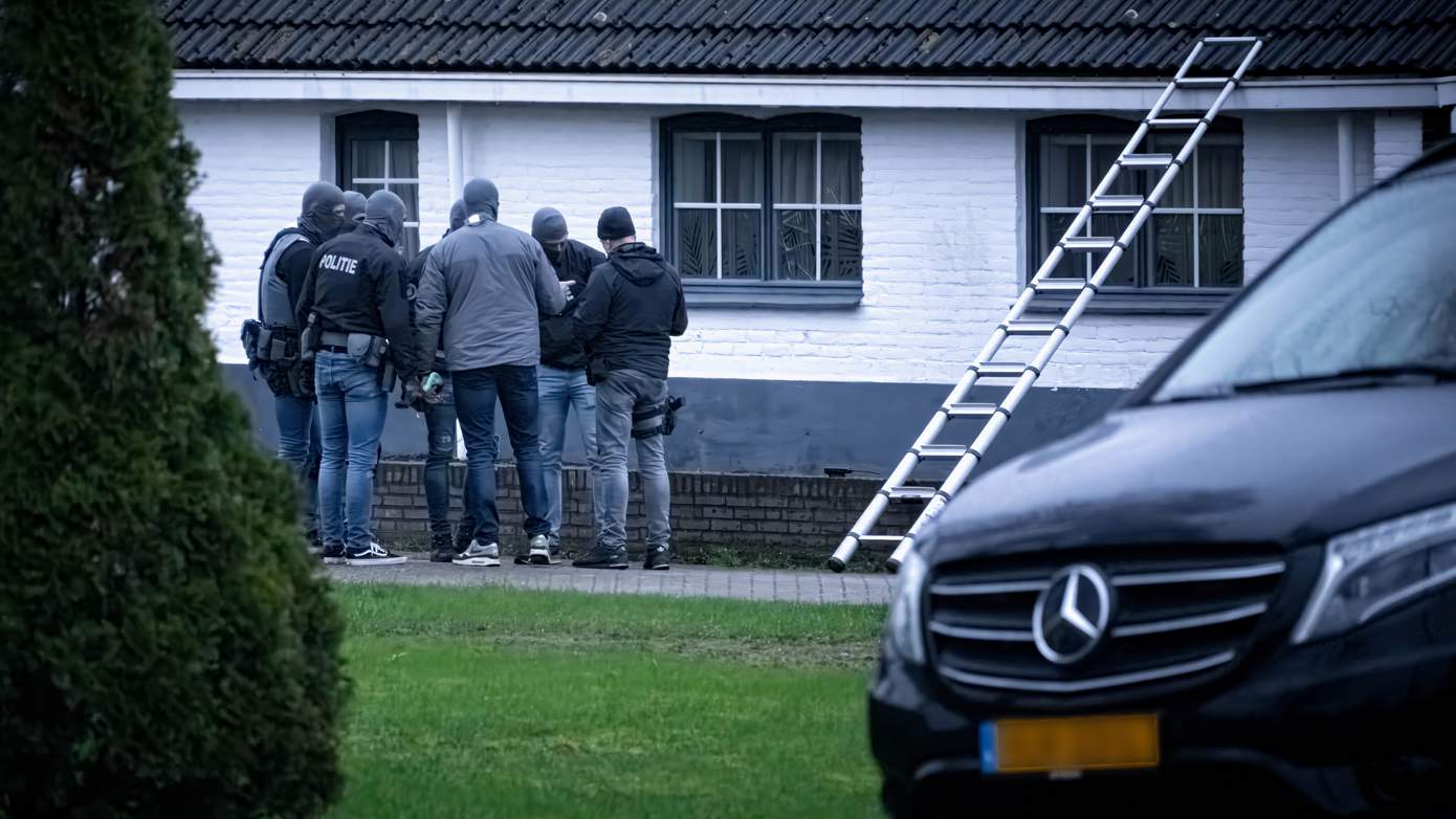 Arrestatieteam ingezet voor verwarde vrouw die op het dak zit