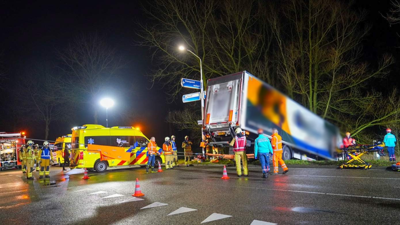 Vrachtwagenchauffeur meer dan uur bekneld en ernstig gewond bij eenzijdig ongeval