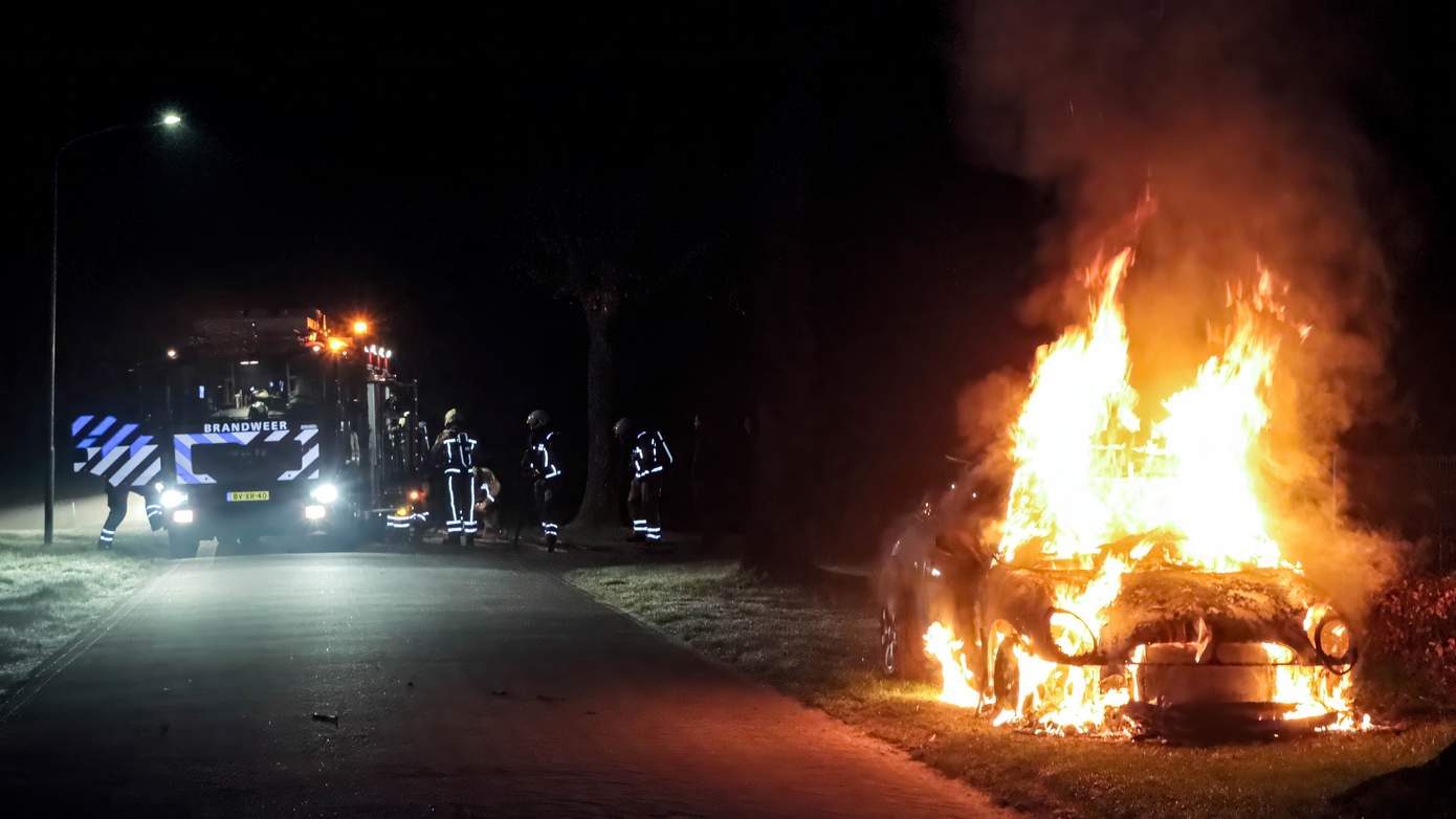 Geparkeerde auto's volledig uitgebrand in Klazienaveen en Erica