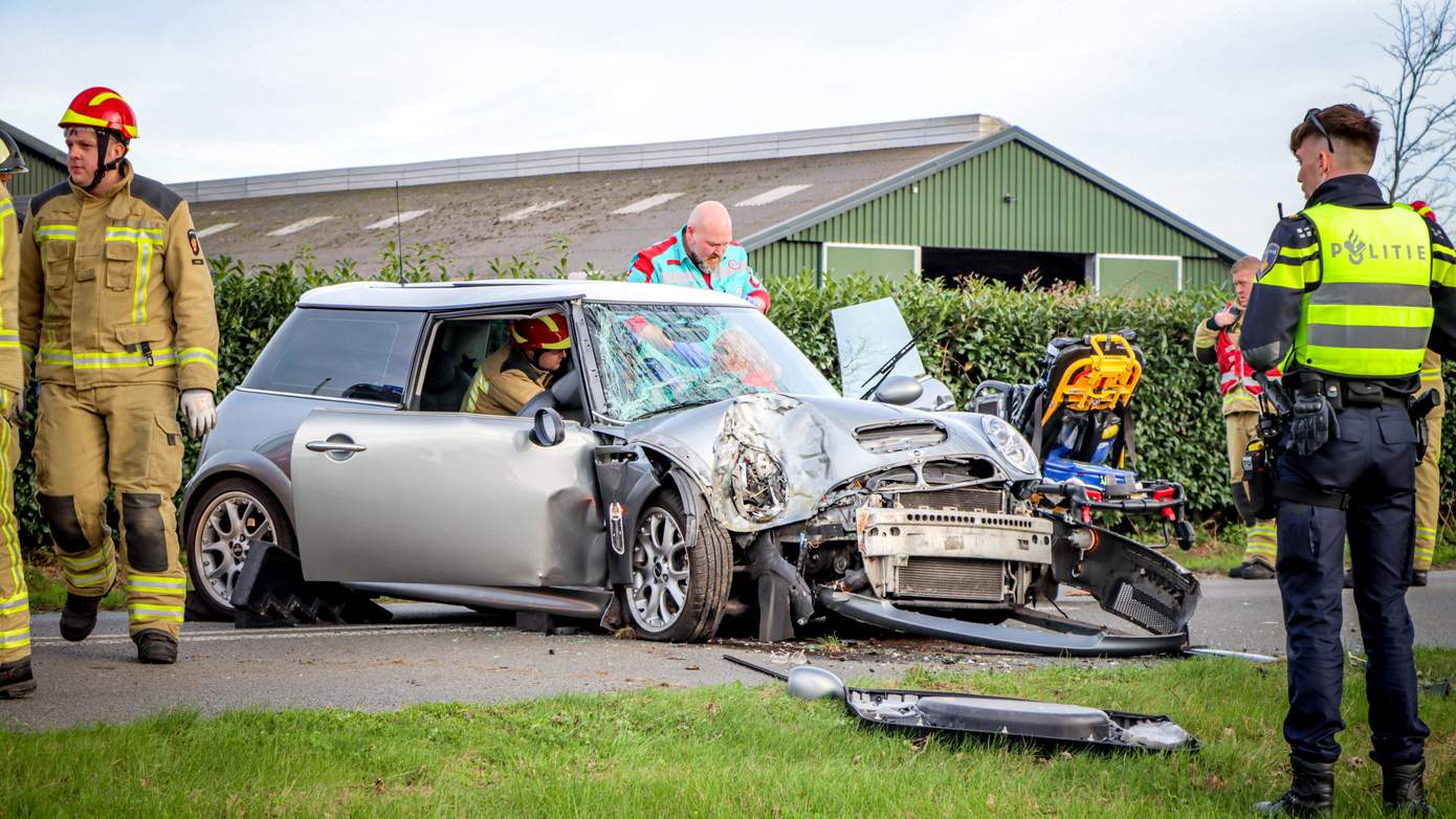 Traumahelikopter ingezet voor ernstig eenzijdig ongeval waarbij automobilist tegen boom rijdt