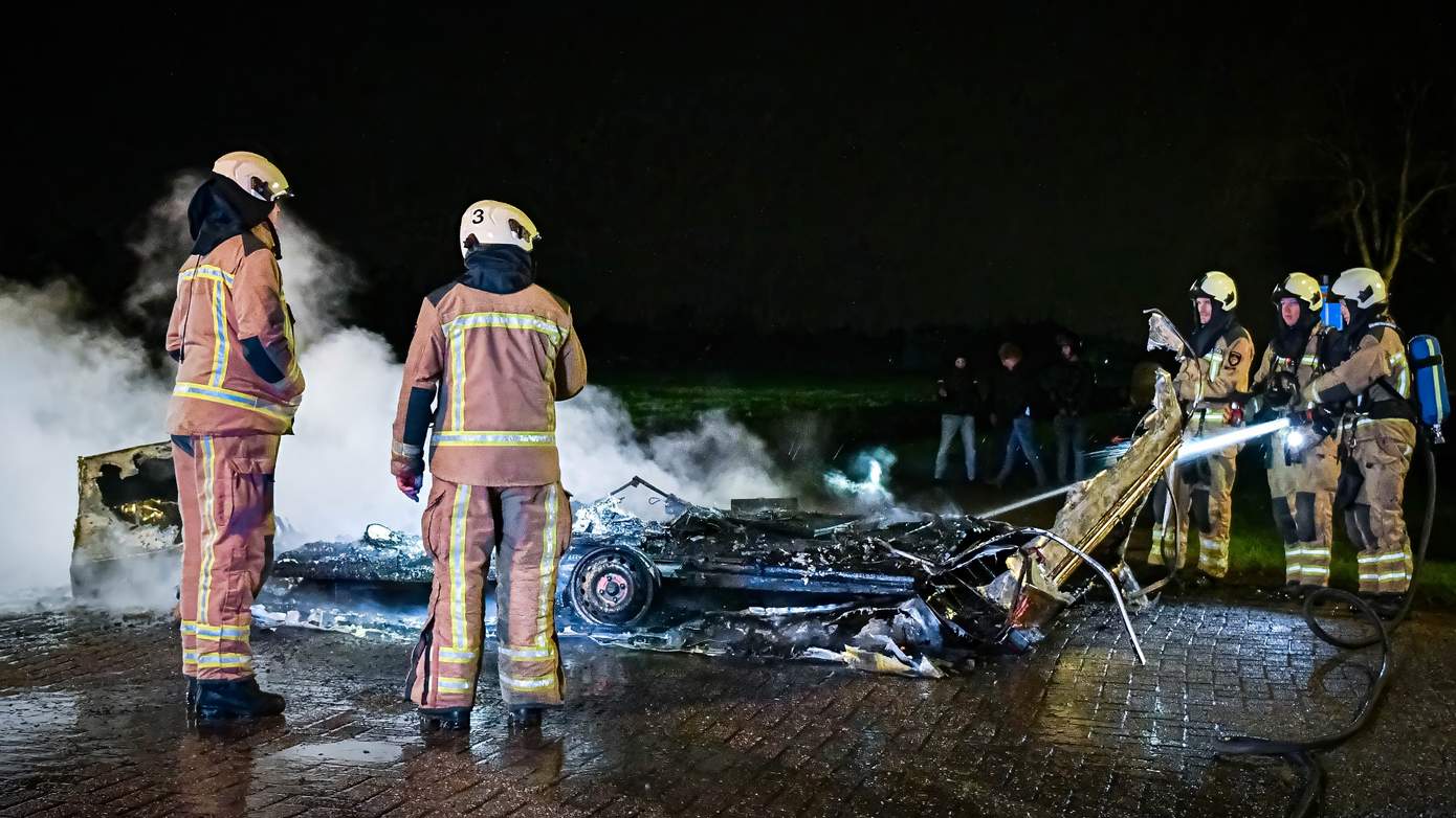 Caravan volledig uitgebrand op kruising in Smilde