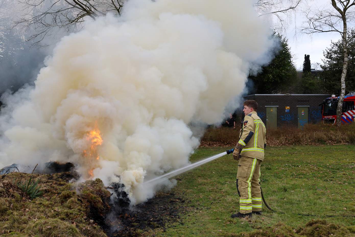 Brand in groenafval zet woonwijk in de rook in Emmen