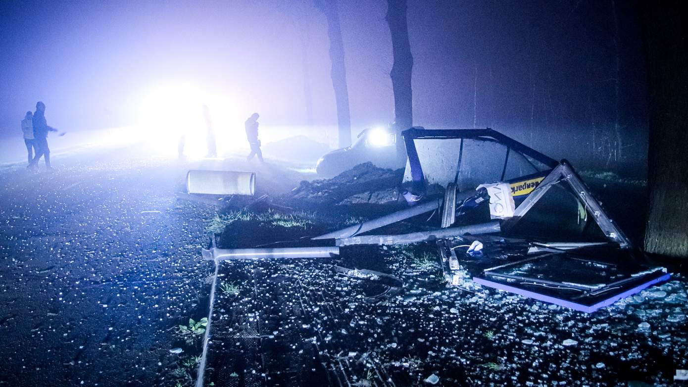 Ravage nadat auto tegen bushokje botst; bestuurder aangehouden door politie