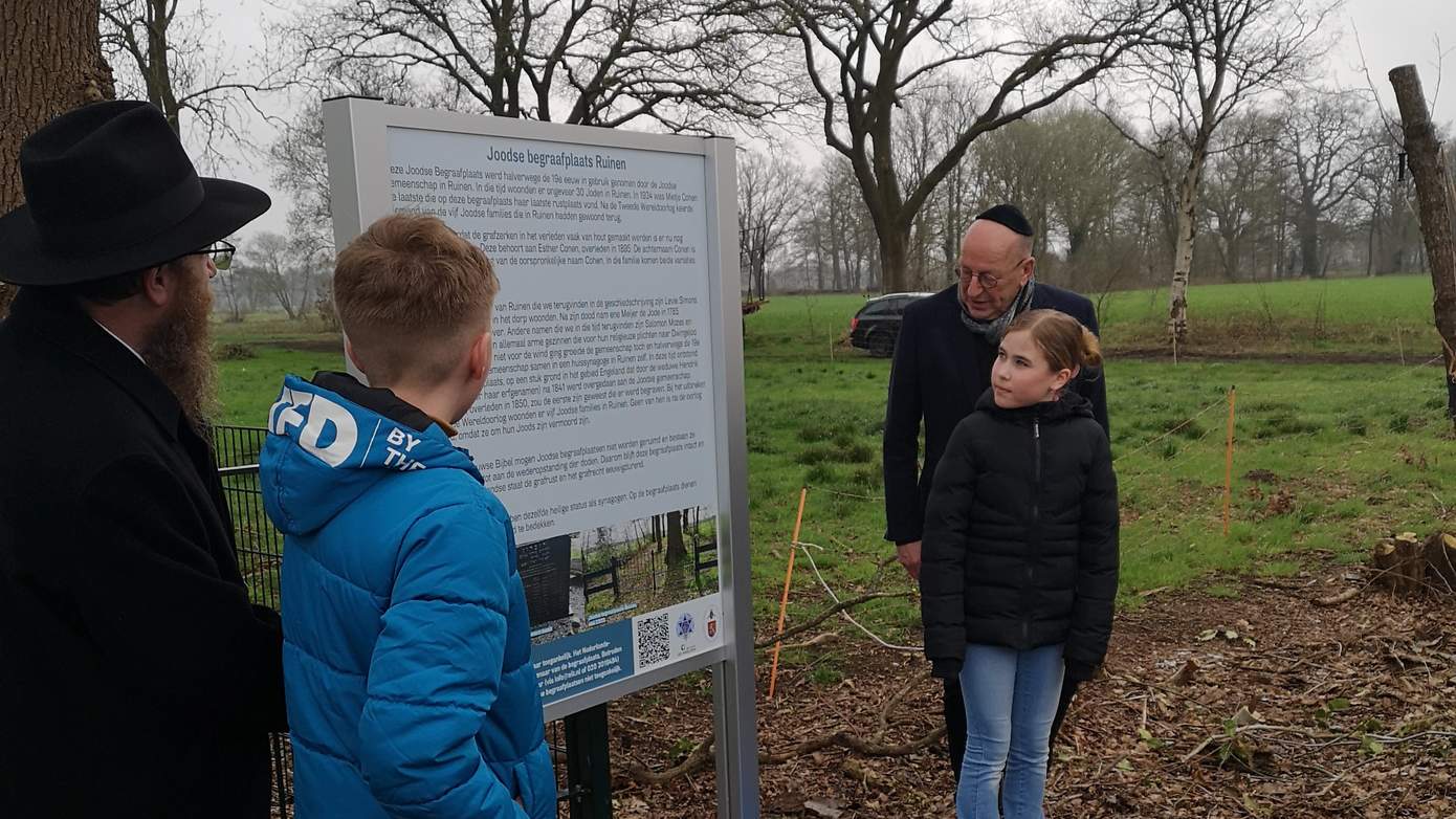 Onthulling informatiebord Joodse begraafplaats Ruinen