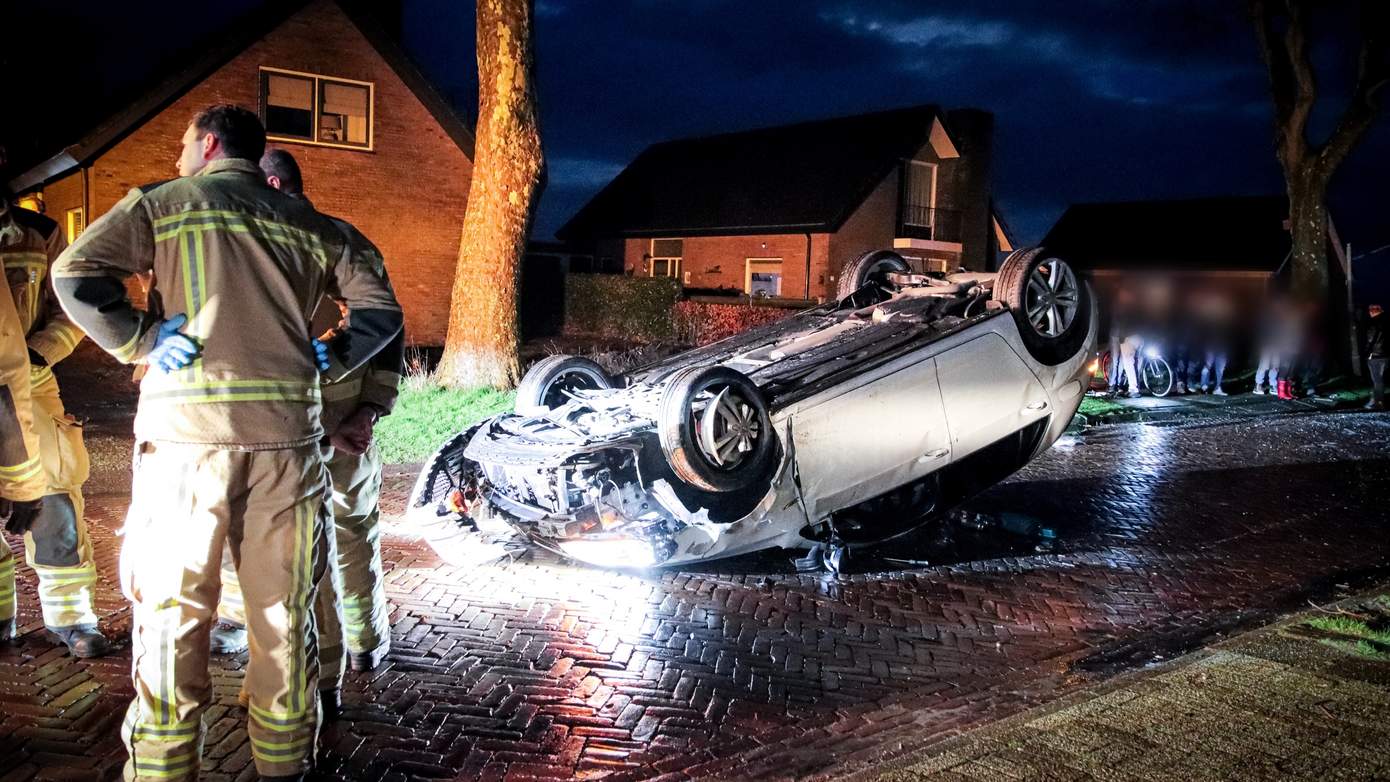 Bestuurder aangehouden nadat auto met vier personen over de kop gaat