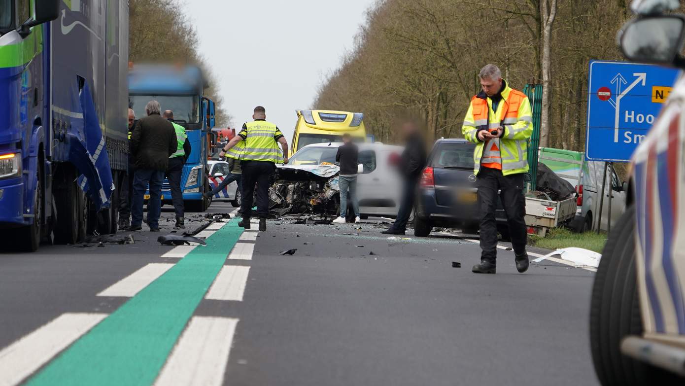 N381 lange tijd afgesloten vanwege ongeval met vier voertuigen