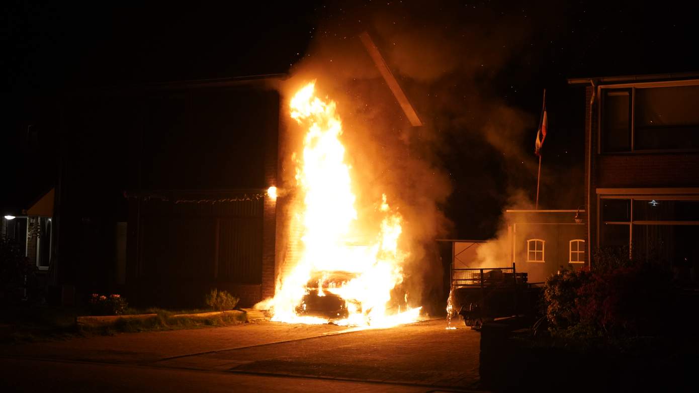 Metershoge vlammen bij brand in geparkeerd busje