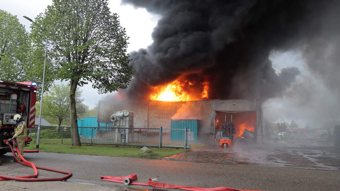 Zeer grote brand legt loods van verfproducent in de as