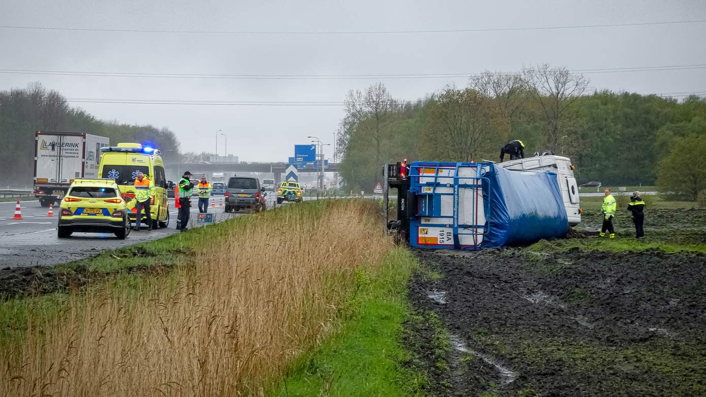 Vrachtwagen raakt van de snelweg en komt in weiland terecht