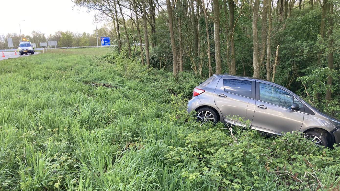 Automobilist raakt van de A28 en komt tegen bomen tot stilstand