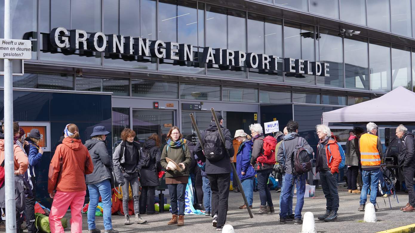 Liveblog gesloten: kijk hier de demonstratie terug van Extinction Rebellion op Groningen Airport Eelde