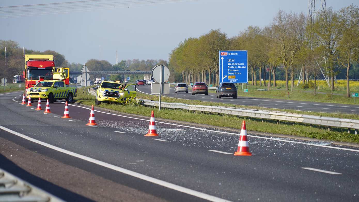 A28 tijd afgesloten vanwege afgevallen glasplaat van vrachtwagen