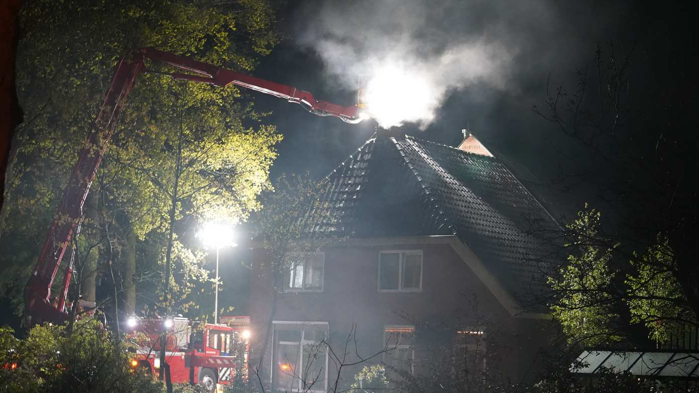 Veel rook bij schoorsteenbrand in Huis ter Heide