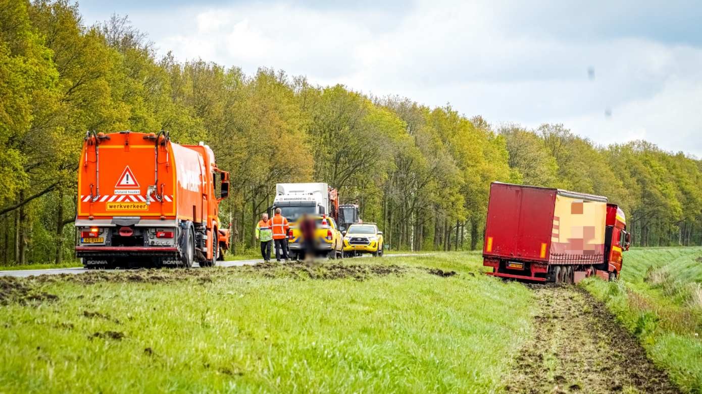 N378 tijd dicht vanwege vrachtwagen die van weg raakt