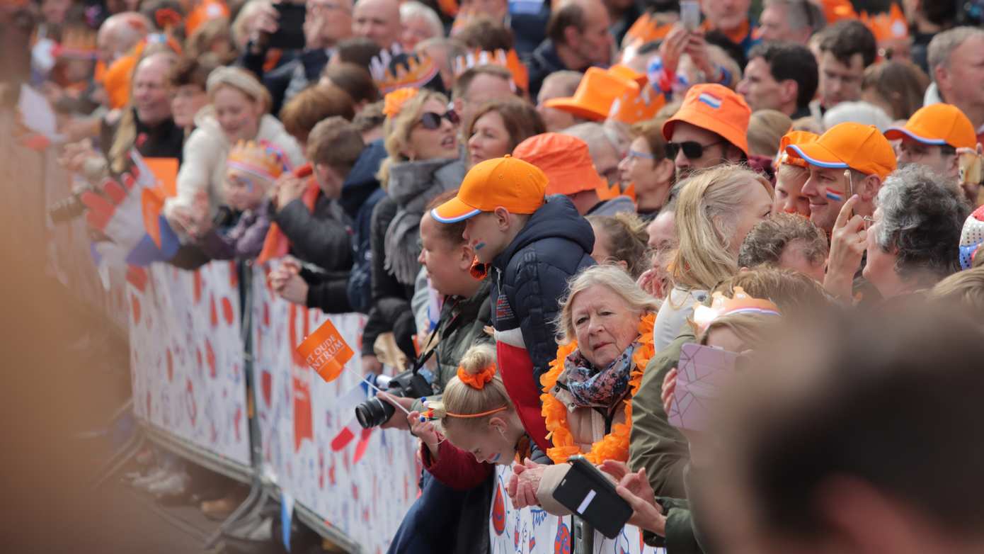 In beeld: zo staat Emmen opgesteld om de koninklijke familie op te wachten