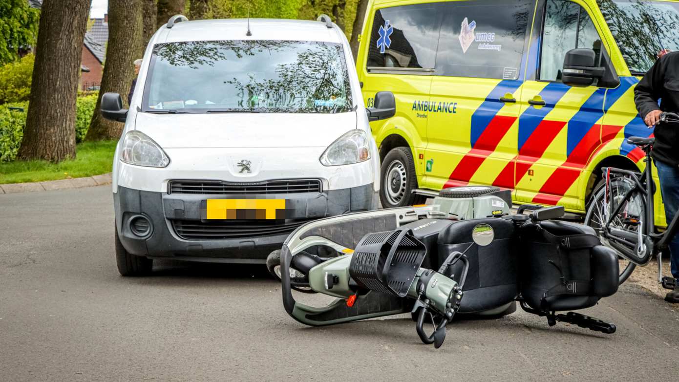 Man op scootmobiel gewond na botsing met auto