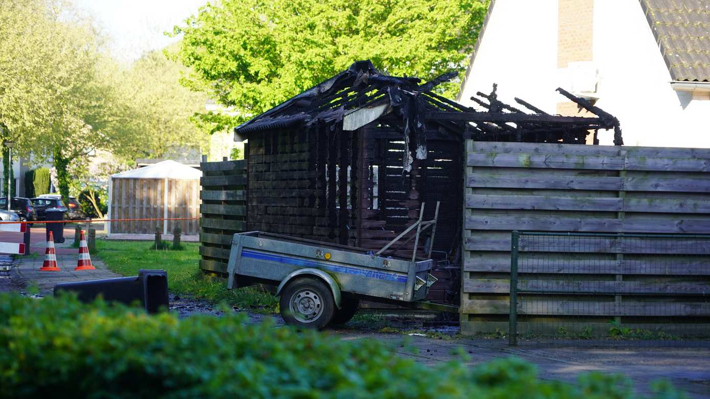 Straat afgesloten vanwege asbest dat is vrijgekomen bij schuurbrand