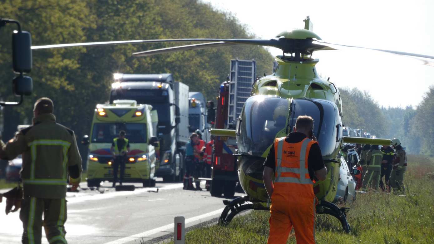 N381 nog tot zeker 20:00 uur dicht vanwege ernstig ongeval met vrachtwagen