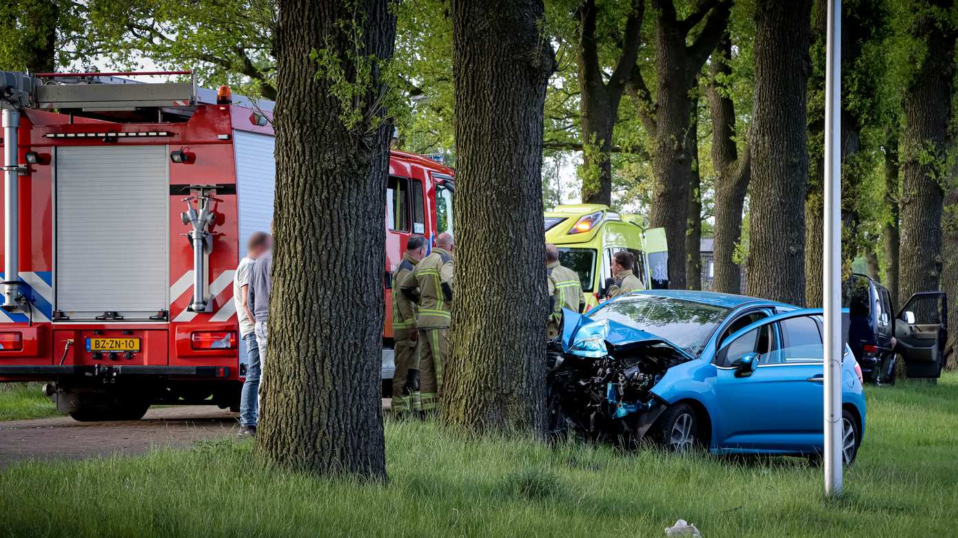 Traumahelikopter opgeroepen nadat auto frontaal tegen boom rijdt (video)