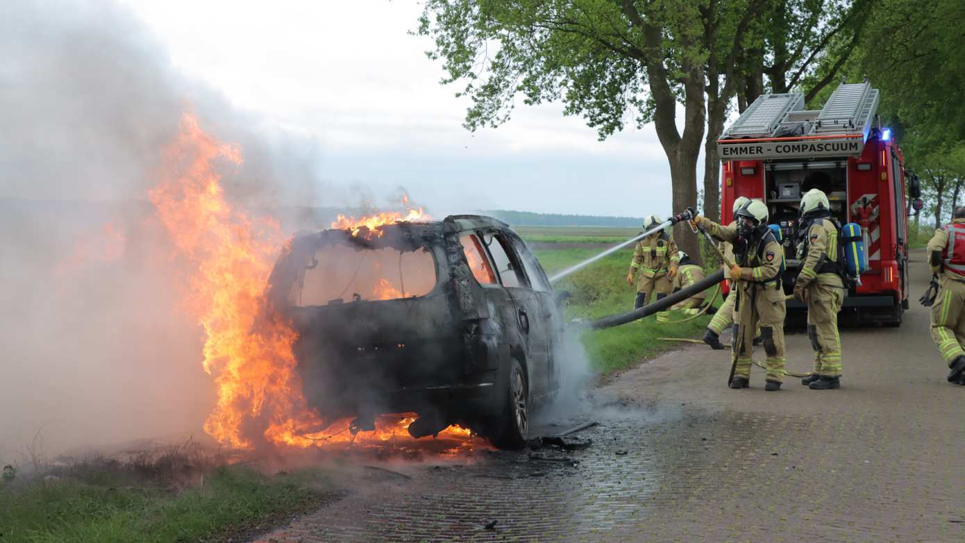 Auto vliegt in brand tijdens het rijden en brandt volledig uit