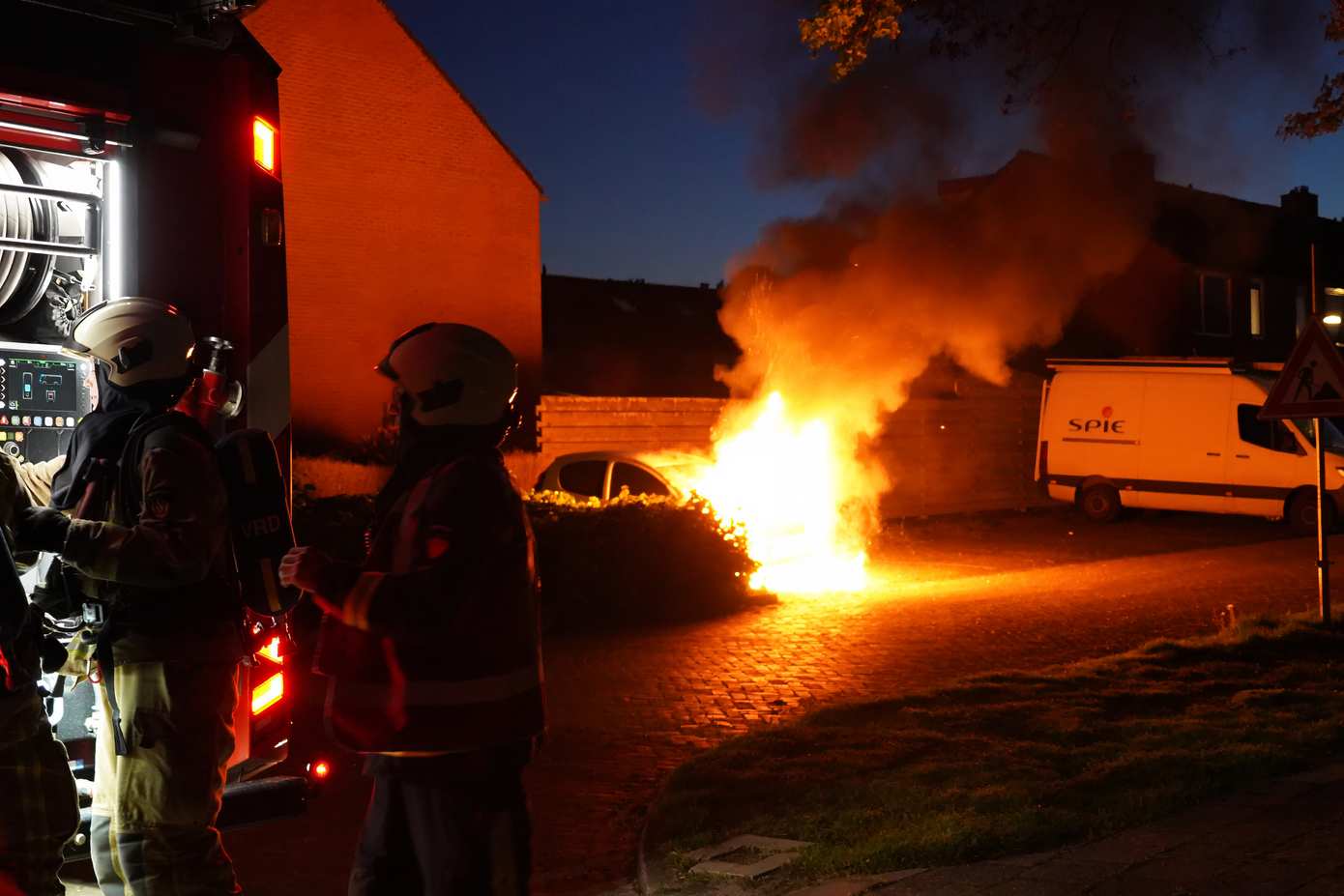 Auto verwoest door flinke vlammenzee in Bovensmilde (Video)