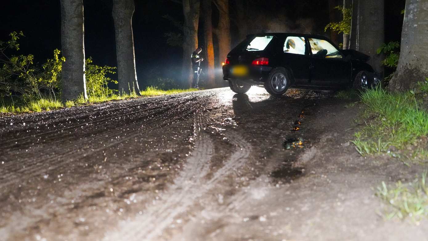 Automobilist glijdt door modderspoor tegen boom en raakt gewond