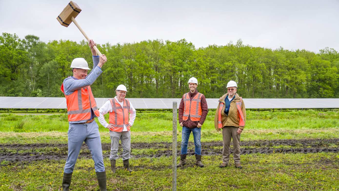 Bouw gestart van eerste coöperatieve zonnepark in gemeente Hoogeveen