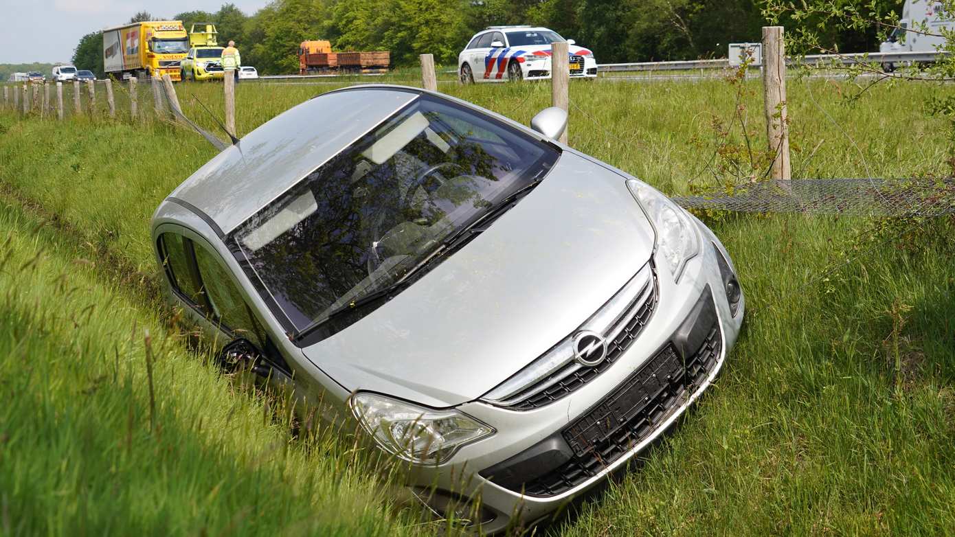 Auto met twee inzittenden raakte van de A28 en komt in sloot terecht