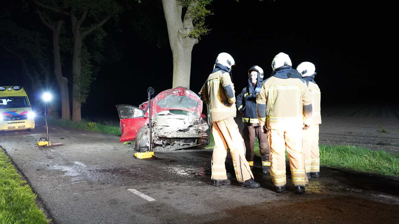 Traumahelikopter ingezet voor ernstig ongeval auto-boom