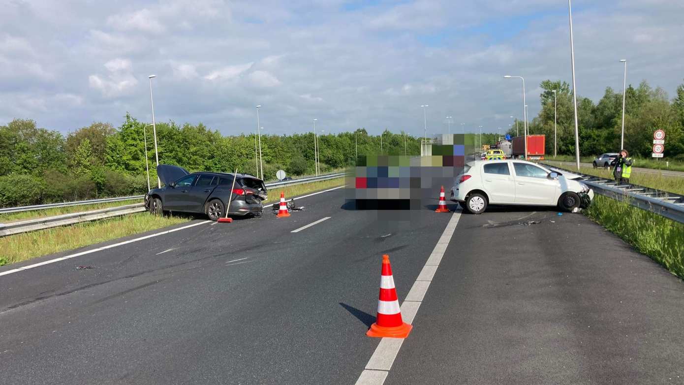 Snelweg A28 tijd afgesloten vanwege ongeval met twee auto's