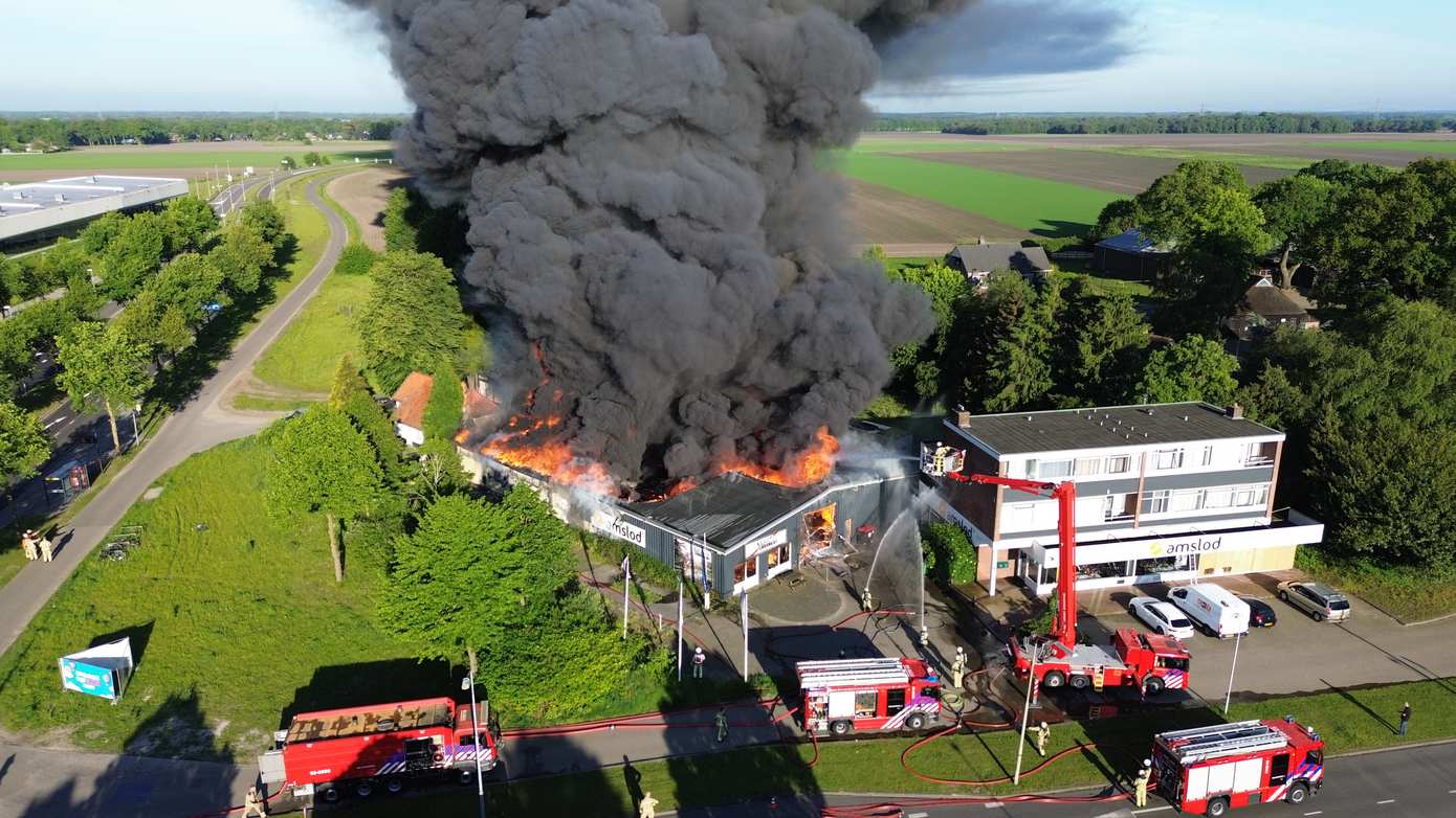 Grote uitslaande brand verwoest pand in Emmen
