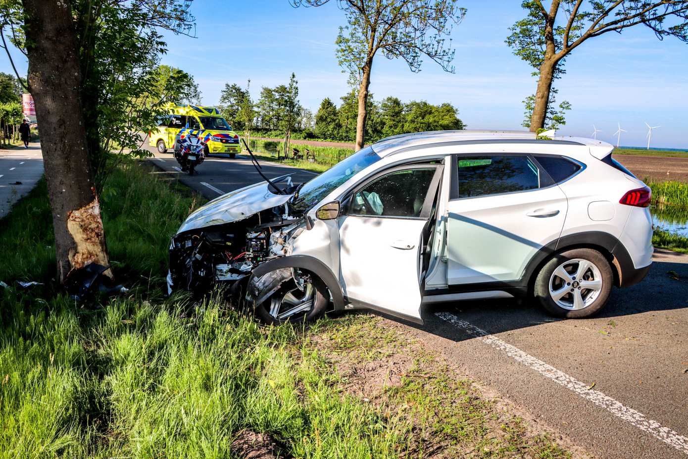 Auto botst tegen boom: twee personen raken gewond