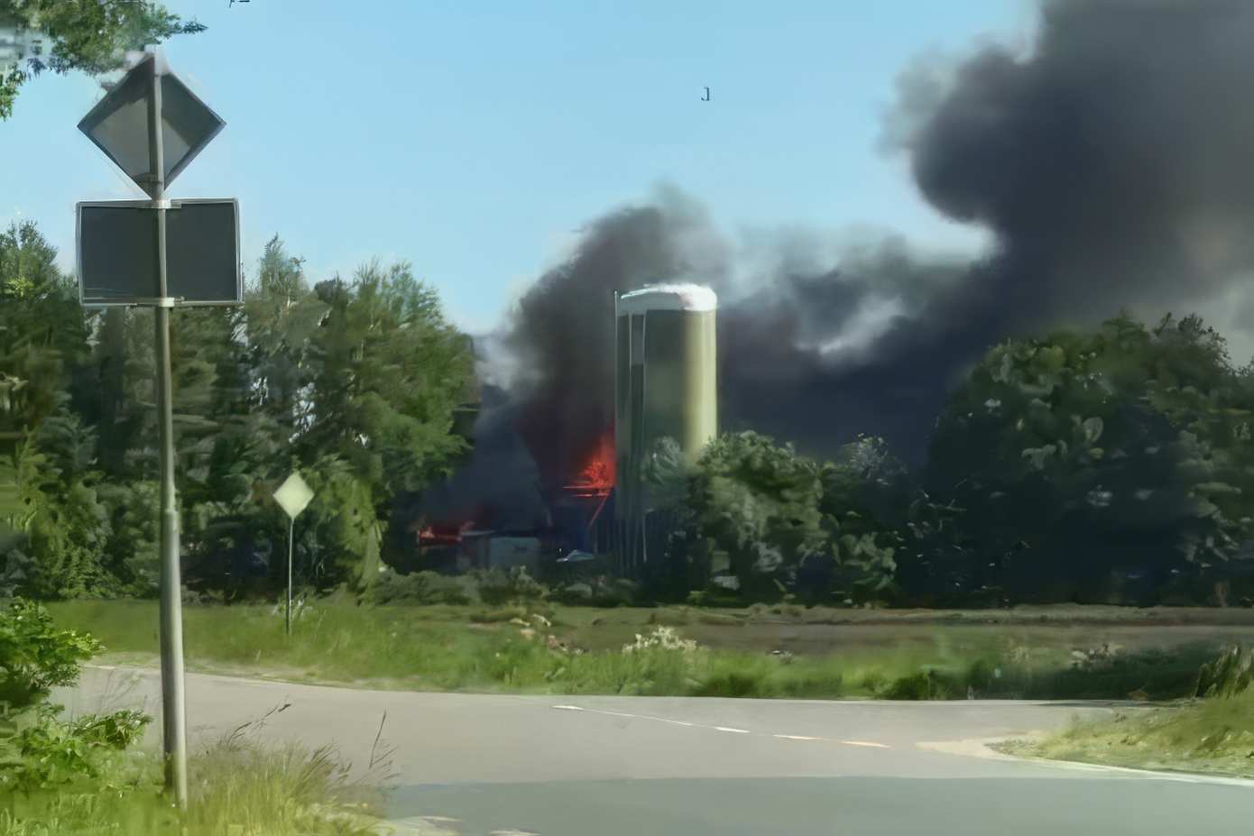 Grote uitslaande brand in varkensstal zorgt voor flinke rookontwikkeling 