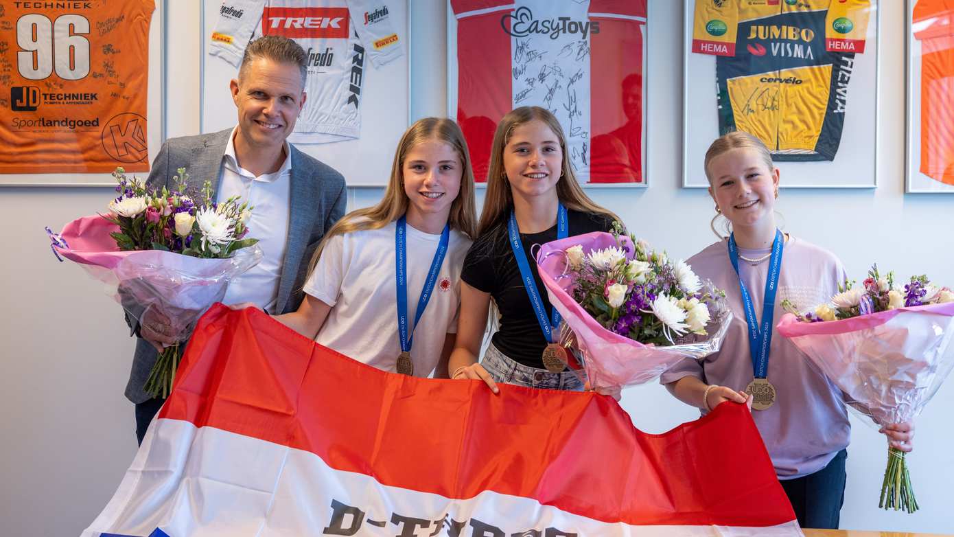 Nederlands kampioenen Elise Hoveling, Lynn & Iva Schrik gehuldigd