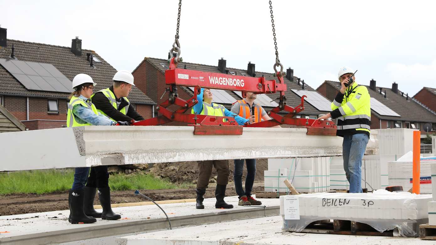 Feestelijk startsein bouw 55 nieuwe woningen Havengebied Beilen: toekomstige bewoners Fenna, Martin en Heleen plaatsen vloer