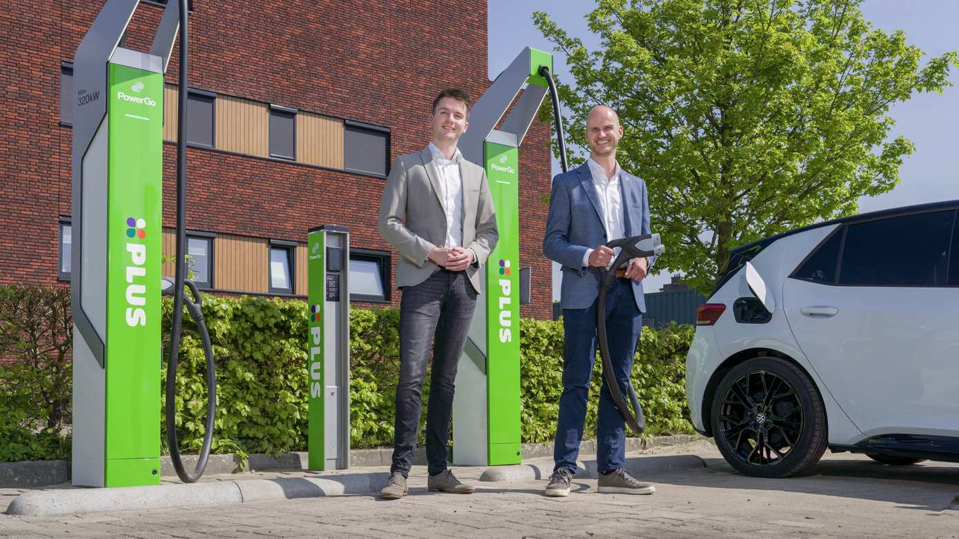 PowerGo en PLUS nemen eerste snellader voor klanten in gebruik in Klazienaveen