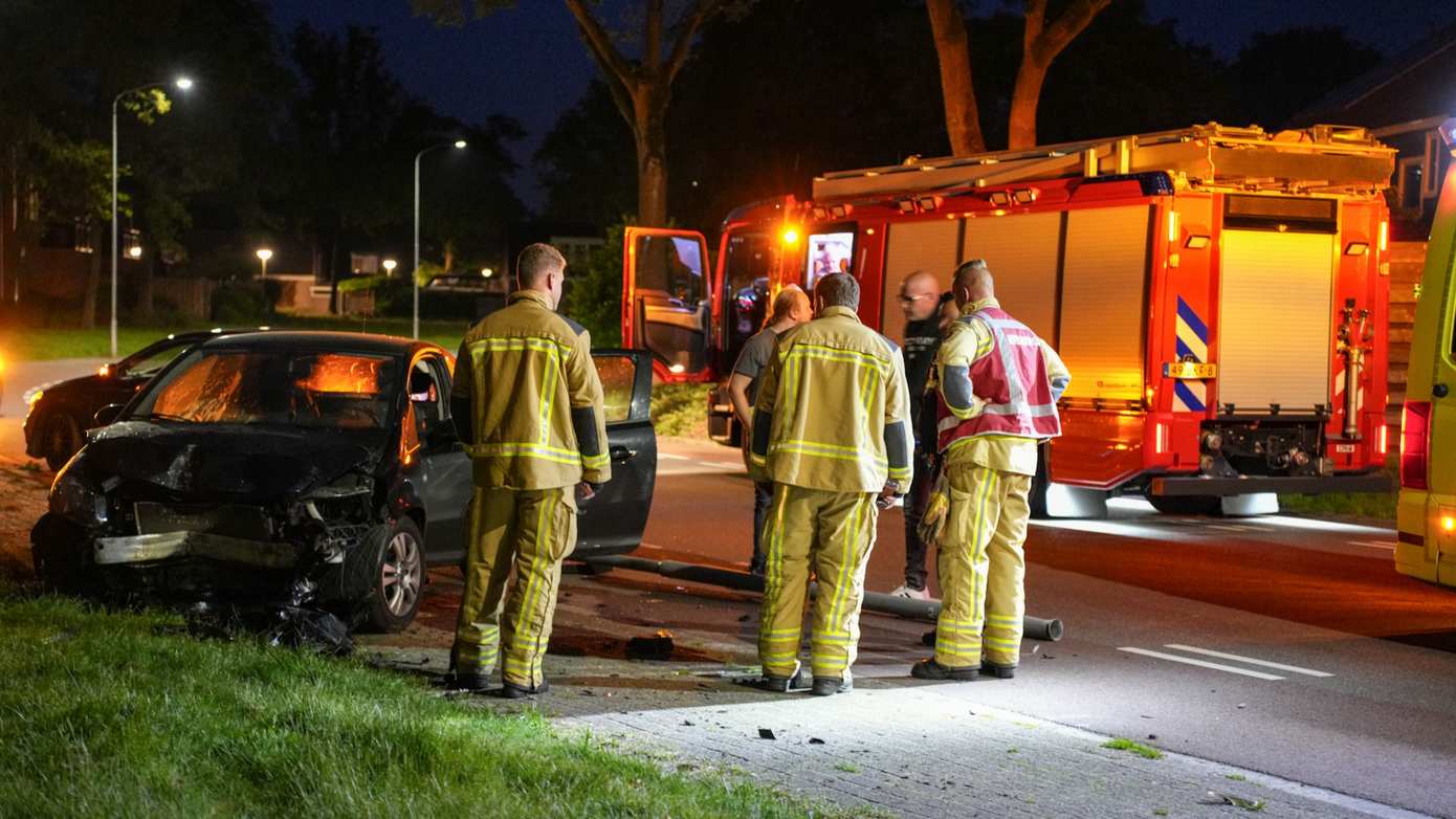 Bestuurster met glaasje op rijdt auto kapot op lantaarnpaal