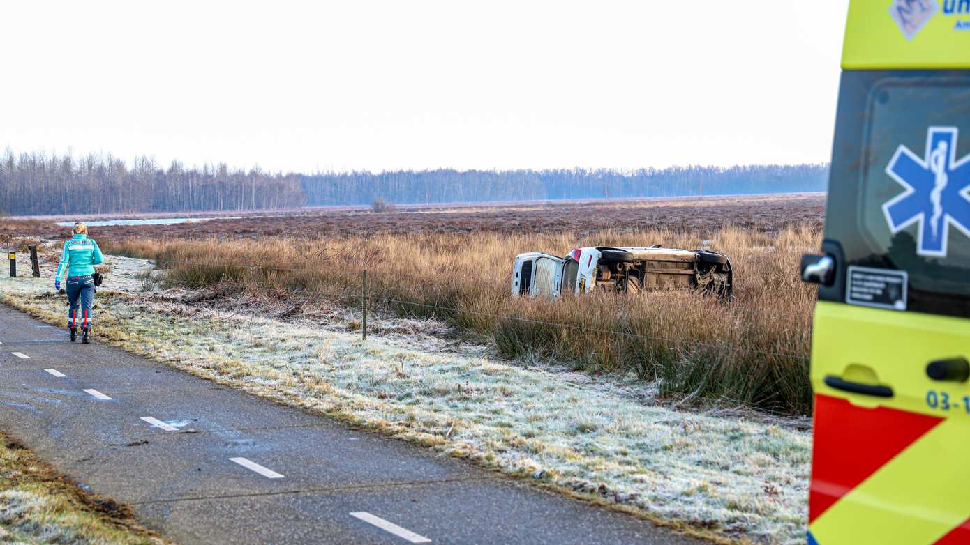 Auto glijdt van de weg en belandt in natuurgebied bij Nieuw-Balinge