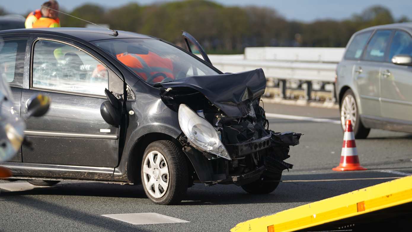 Auto raakt van A28 en botst tegen vangrail: bestuurder gewond