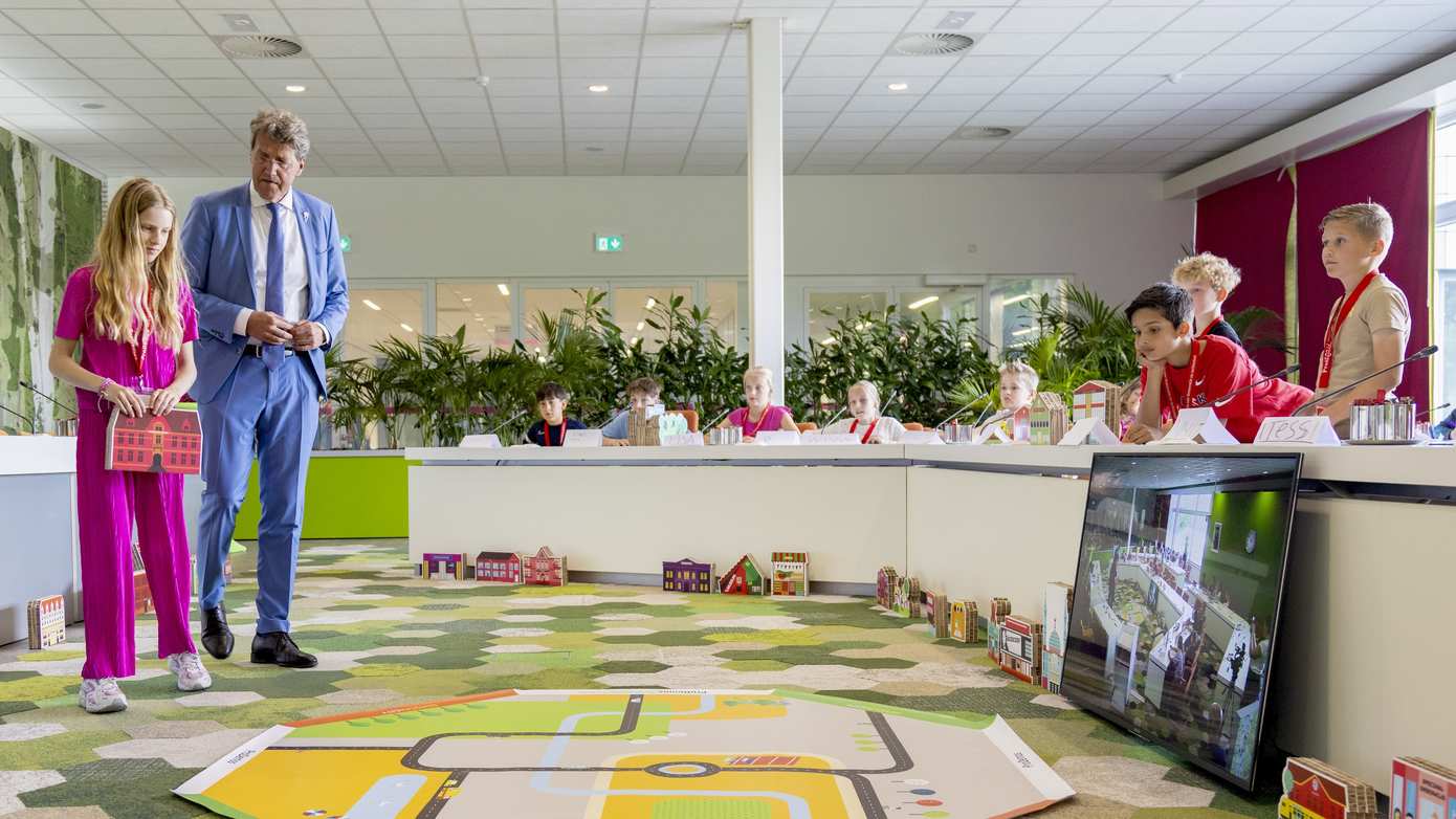 Kinderen bouwen hun eigen stad in raadszaal Emmen met Democracity