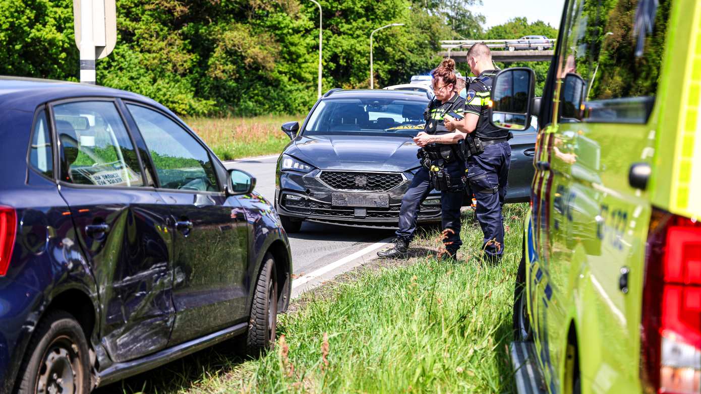 Vrouw naar ziekenhuis na verkeersongeval op Rondweg in Emmen