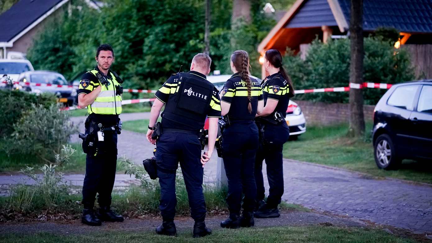 Politiehelikopter ingezet na mogelijke mishandeling: meerdere straten in Westerbork door politie afgezet