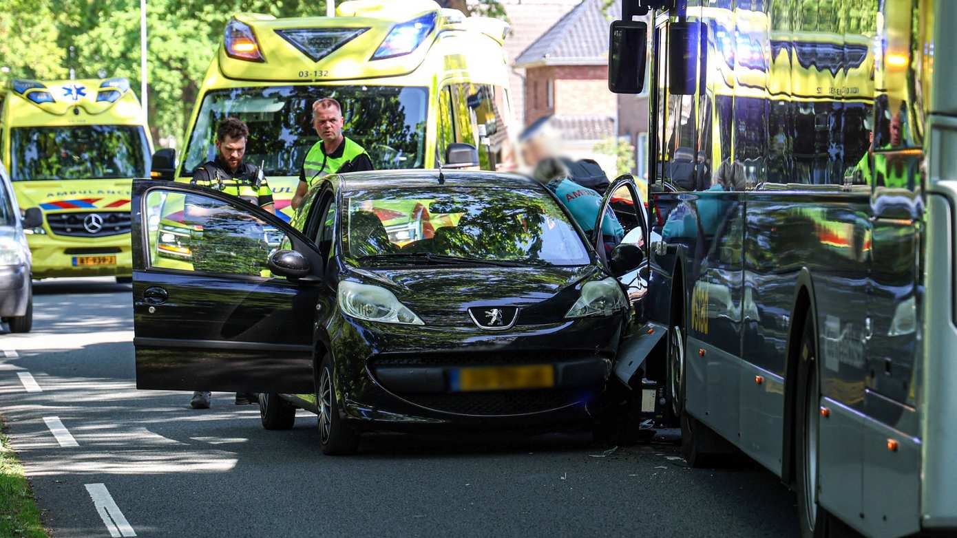 Gewonde bij ongeval tussen auto en lijnbus