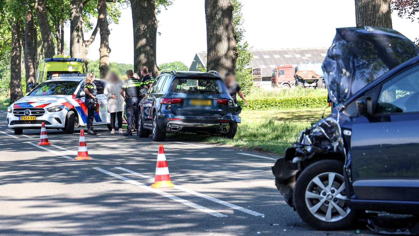 Automobilist gewond na kop- staart botsing met twee auto's