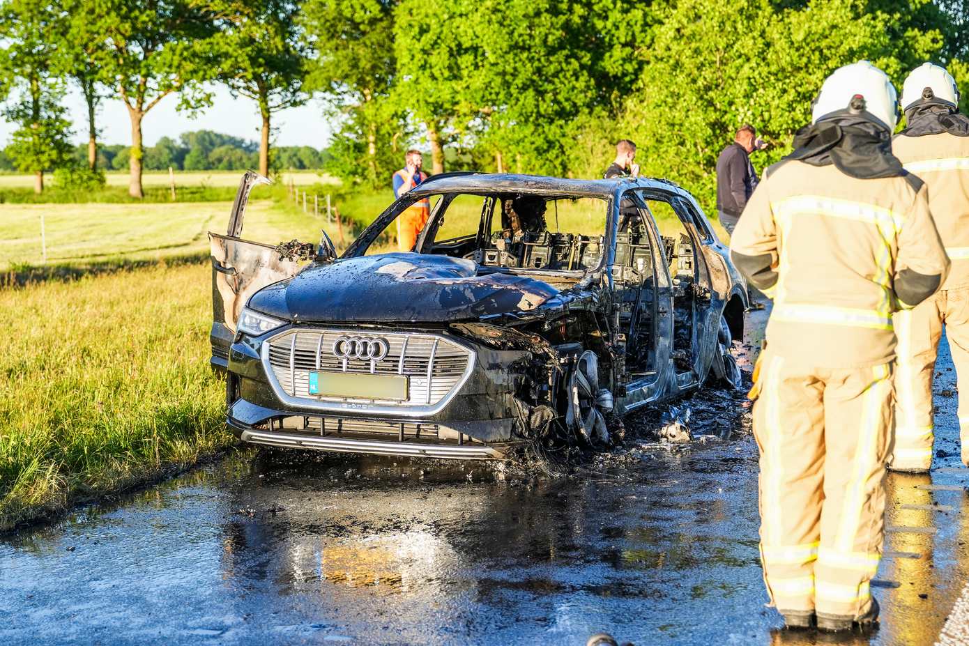 N381 nog enkele uren afgesloten vanwege uitslaande brand in elektrische auto