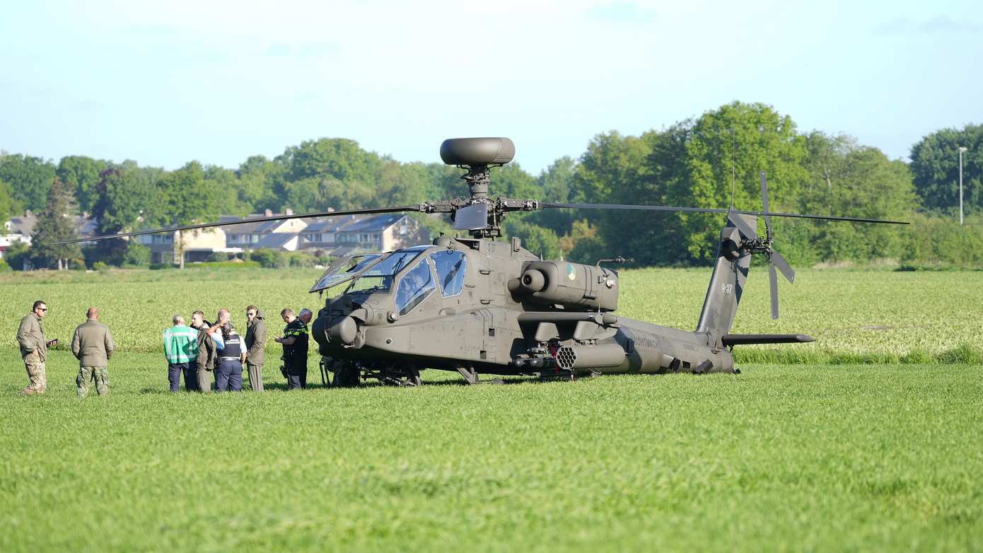  Apache helikopter van Defensie maakt voorzorgslanding vanwege gebroken ruit