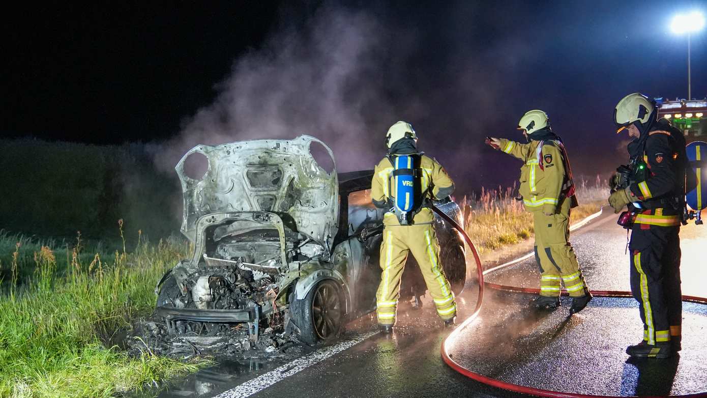 Opnieuw autobrand op N381; bestuurster ontsnapt aan vlammen